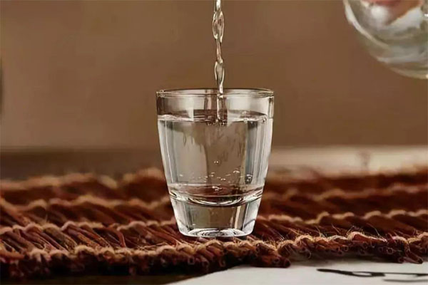 喝白酒的时候能不能同时喝水？